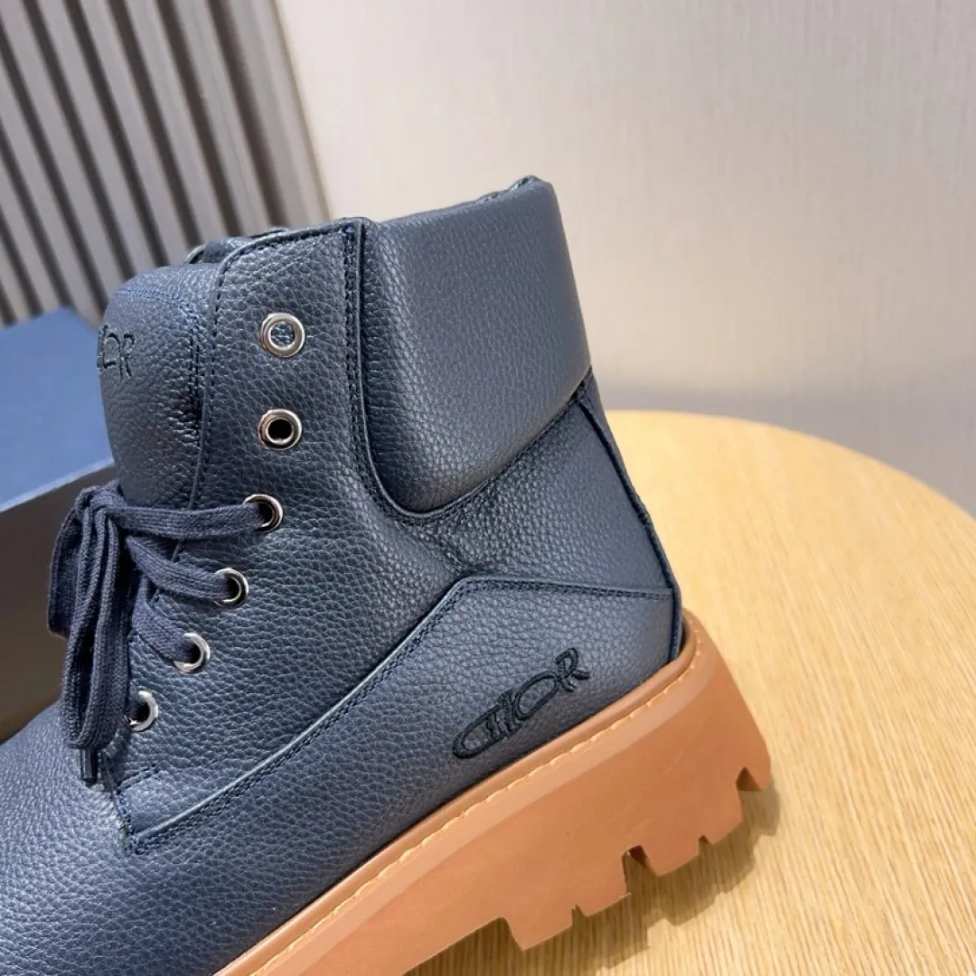 Factory P580💰[Dior] Dior ✨ is online simultaneously👏 This latest popular men's boots for autumn and winter are new products in the series and continue Di*r's classic style. The upper is made of original first-layer cowhide and matched with the original anti-slip and wear-resistant rubber outsole. The rear shoe collar and heel are equipped with brand iconic details to enhance the style. Fashionable and versatile. Create a casual look. Size: 38-44 (45 customized)